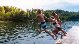 Valokuva: Lapset hyppäävät laiturilta uimaan