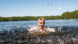Valokuva: Lapsi uimassa