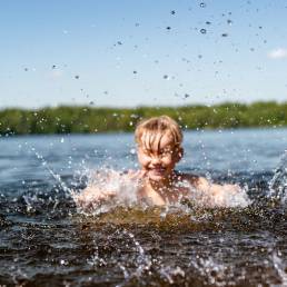Valokuva: Lapsi uimassa