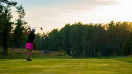 Valokuva: Nainen golffaamassa
