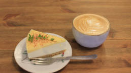 Valokuva: Kakkupala ja kahvikuppi