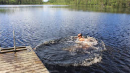Valokuva: Lapsi ui Nummijärvessä