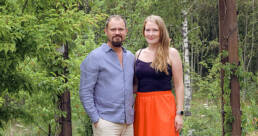 Antti och Erica Ryysy står i sin trädgård.